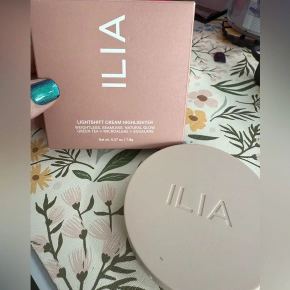 ILIA Lightshift Cream Highlighter - DAZE - NEW - Picture 3 of 13